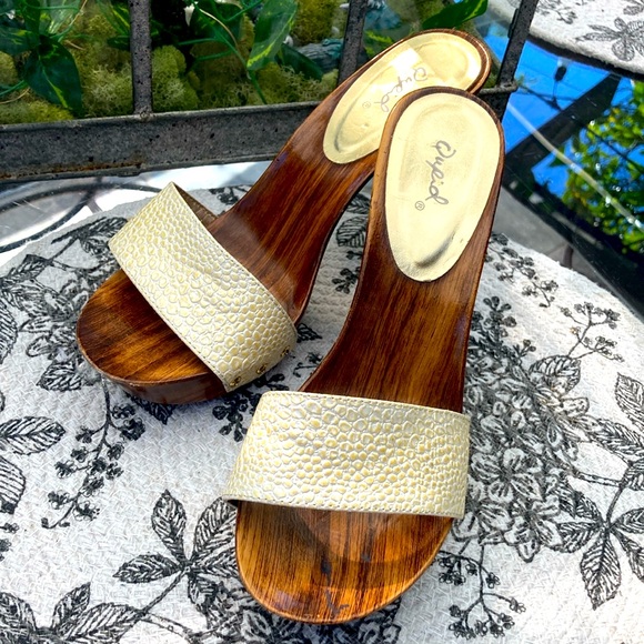 Qupid 4.5” Vegan Gold Platform Slide - Picture 1 of 6